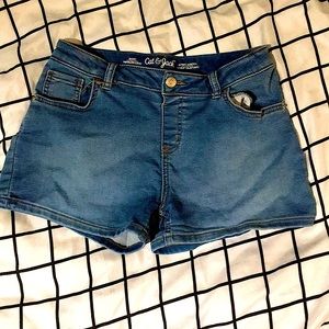 Short blue Jean shorts.